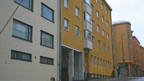 Een meerlaags gebouw met verschillende soorten ramen en een duidelijke ingang.
