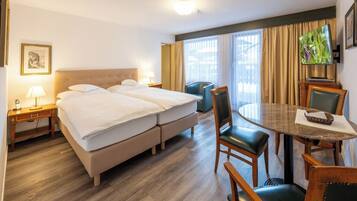 Ropa de cama hipoalergénica y caja de seguridad en la habitación