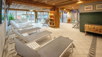 Kolam renang tertutup, kerusi lepak pantai