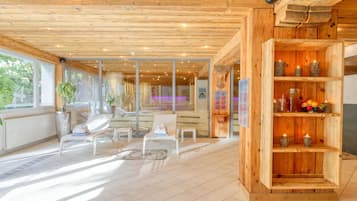 Sauna, Aromatherapie, Warmsteinmassagen, Tiefengewebe-Massagen