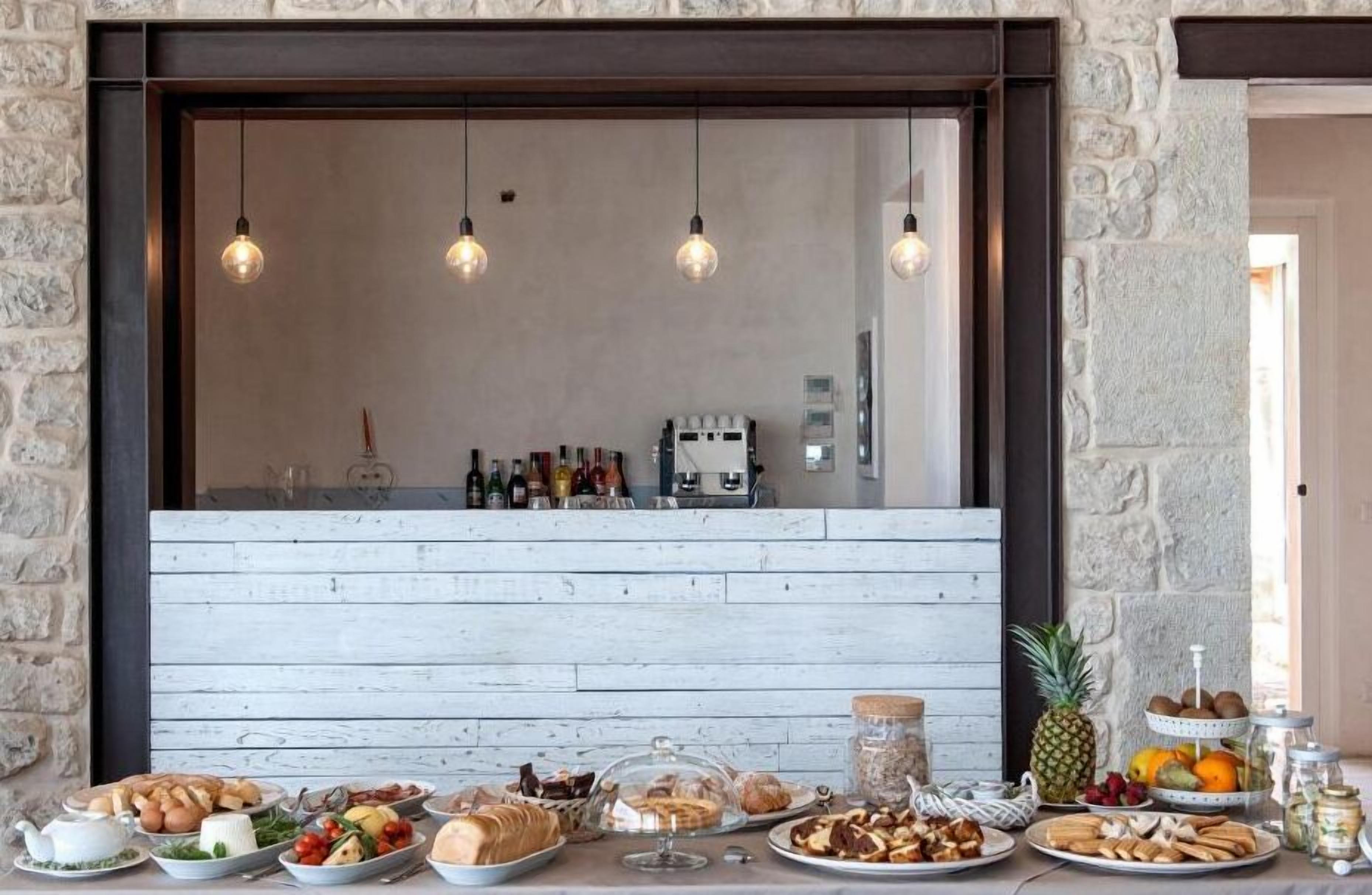 Frigorífic gran, forn, placa de cuina i cafetera i tetera 