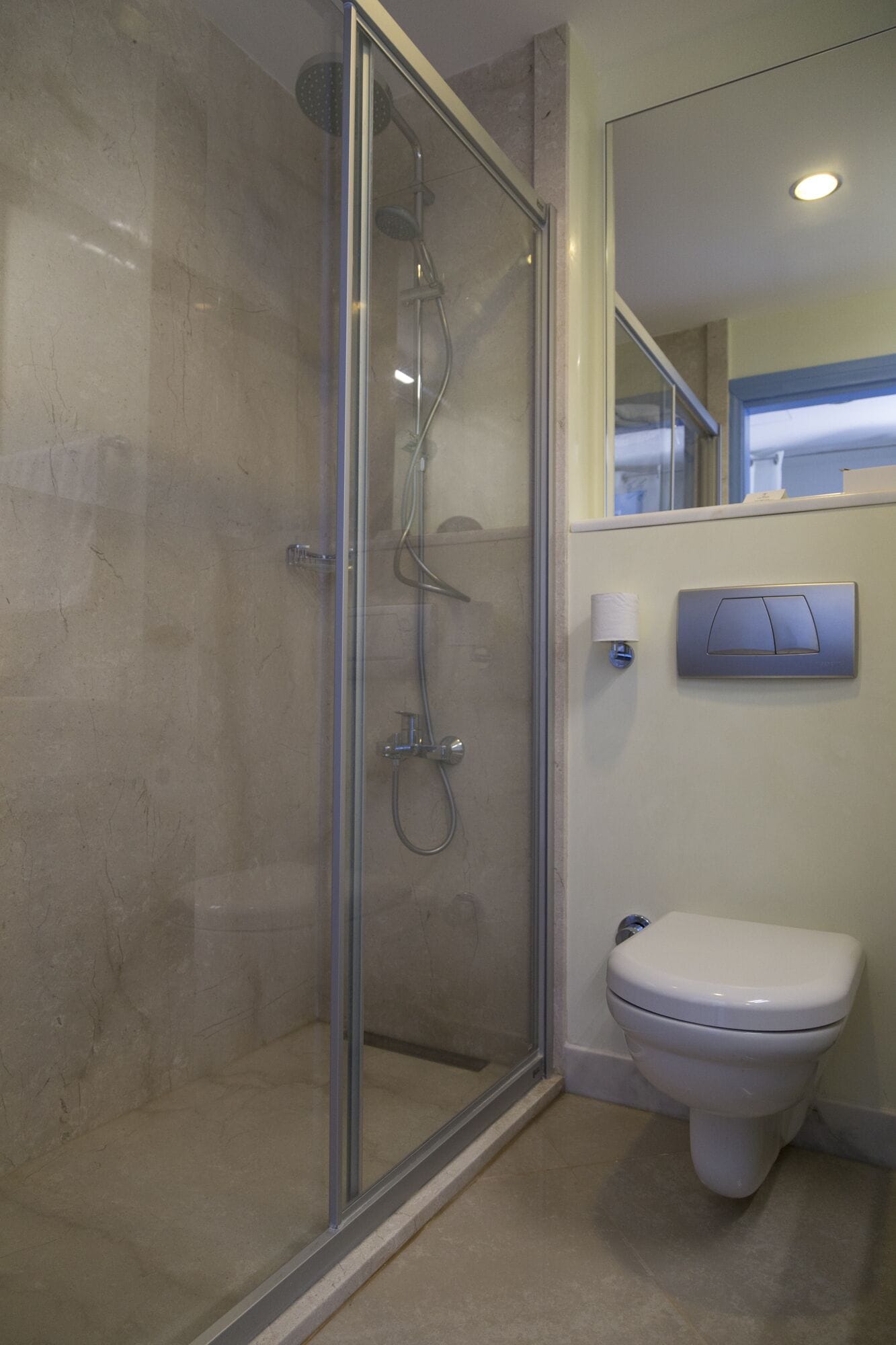 shower, rainfall showerhead, free toiletries, hair dryer