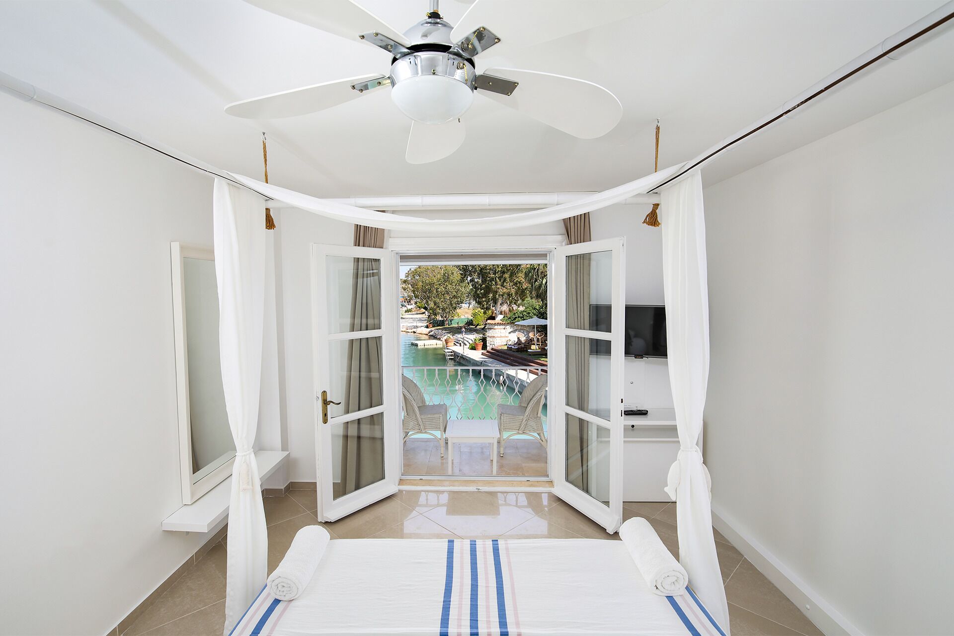 2 bedrooms, minibar, in-room safe, desk