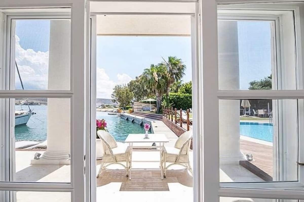 Deluxe Double Room, Sea View | 2 bedrooms, minibar, in-room safe, desk