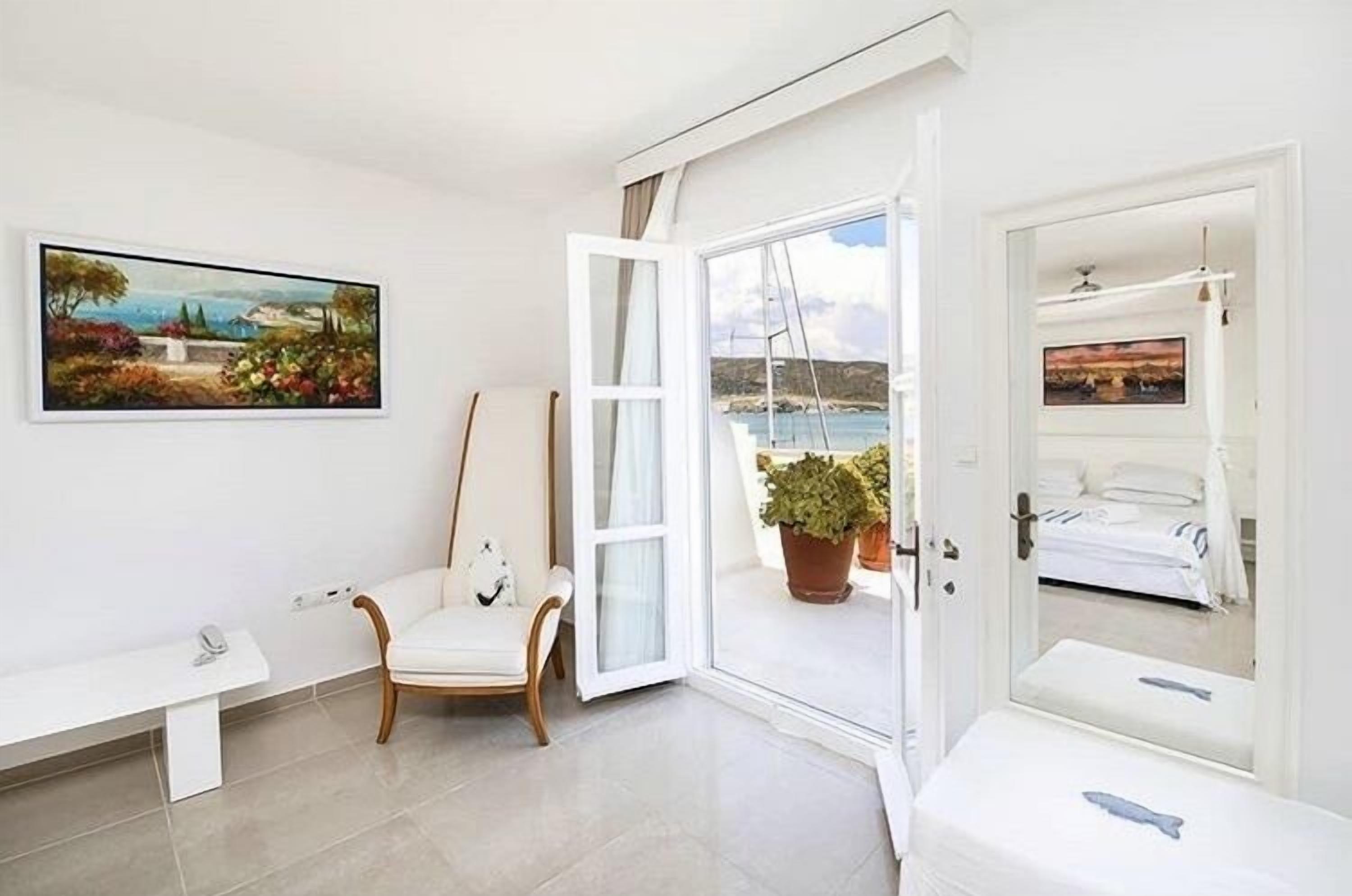 deluxe studio | 2 bedrooms, minibar, in-room safe, desk