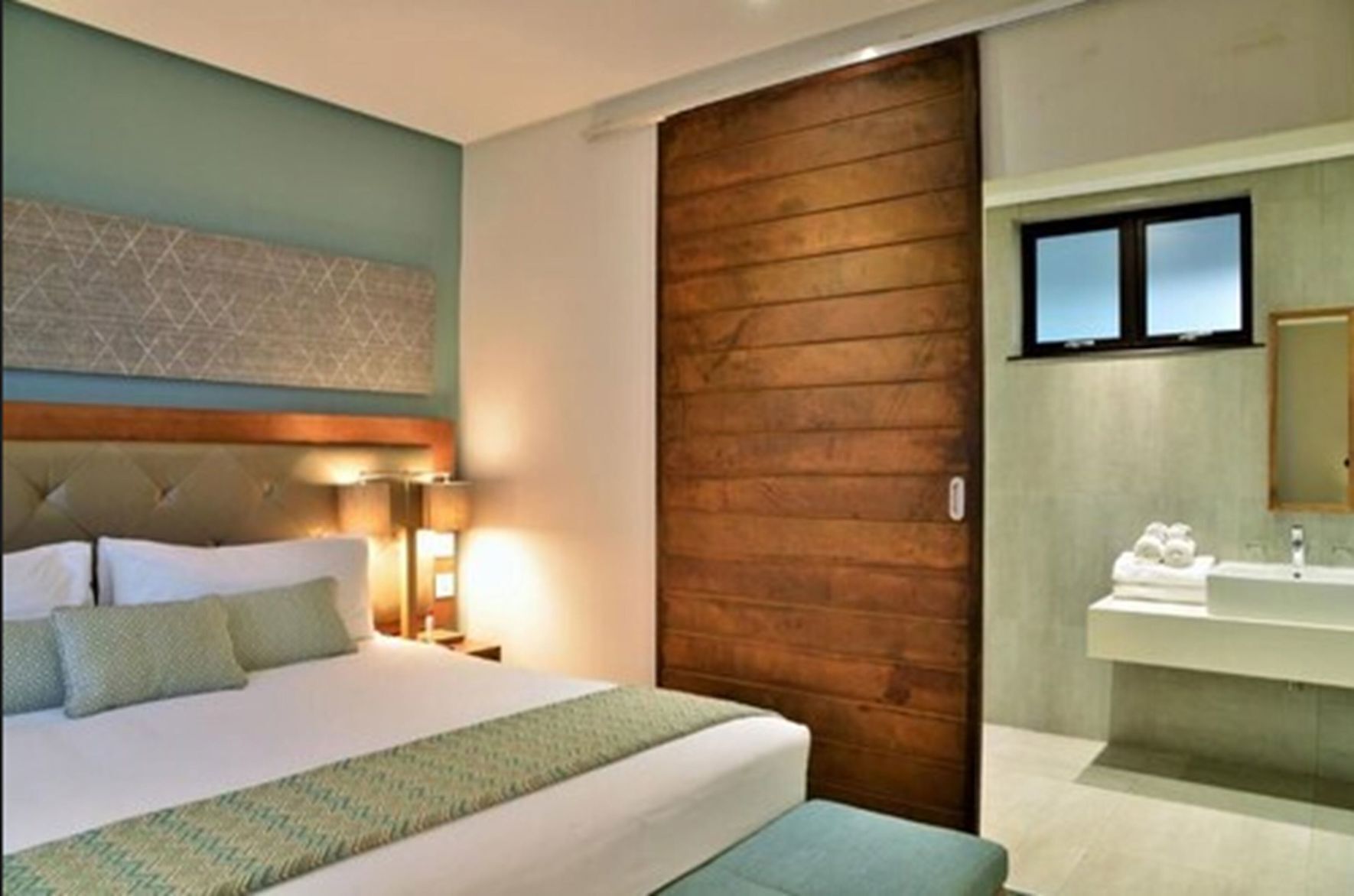 Minibar, caja de seguridad en la habitación y escritorio 