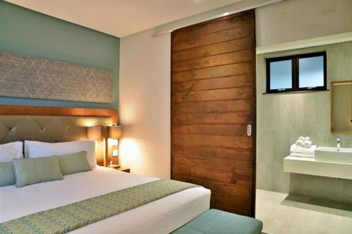 Minibar, caja de seguridad en la habitación y escritorio