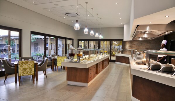 Breakfast, lunch, dinner served; local and international cuisine - Cresta Maun (Maun)