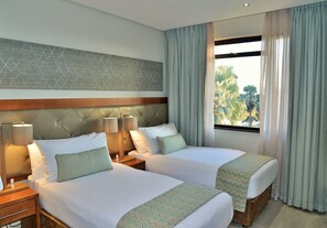 迷你吧、客房内保险箱、办公桌、笔记本电脑工作区