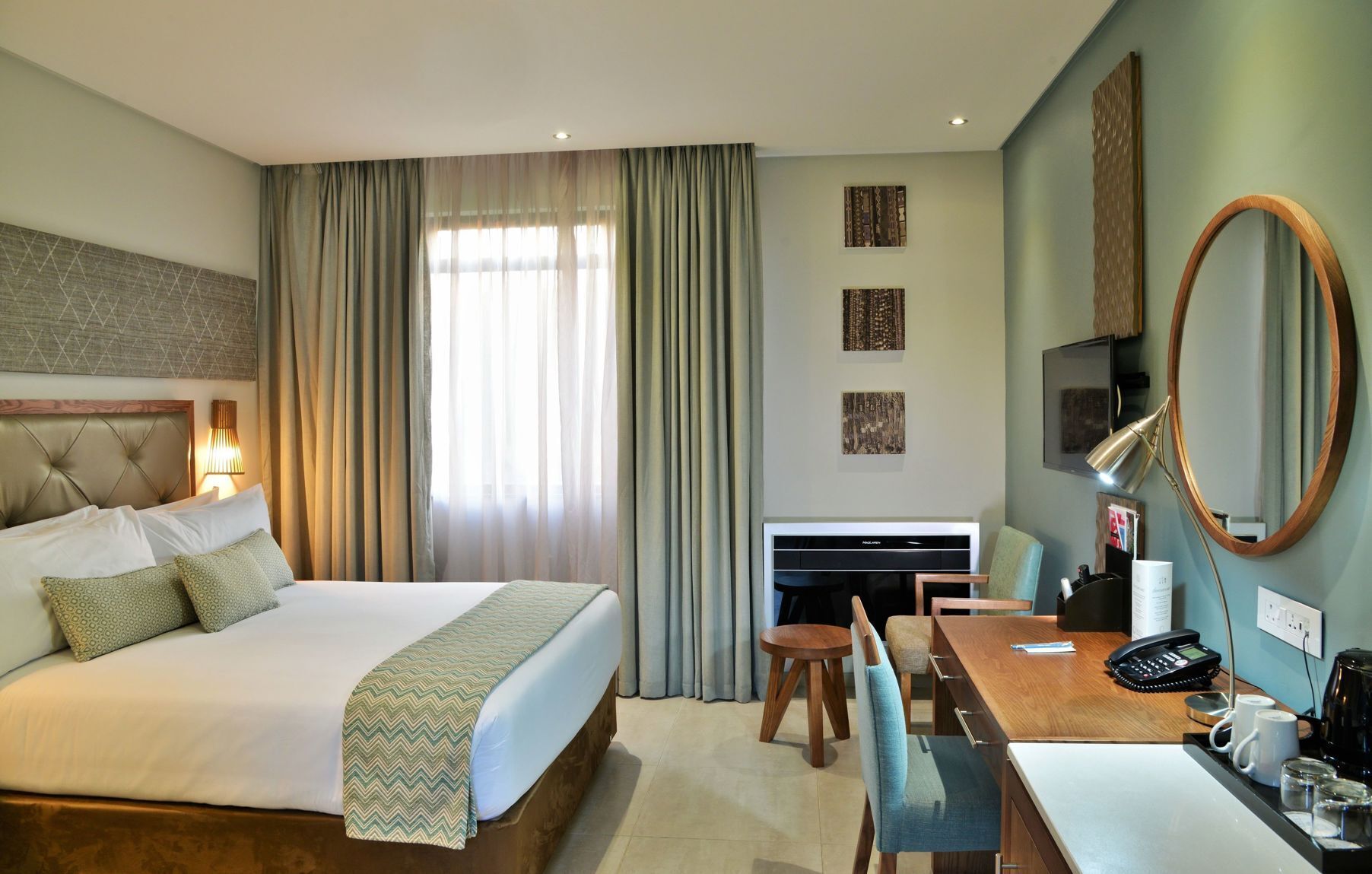 Minibar, caja de seguridad en la habitación y escritorio 