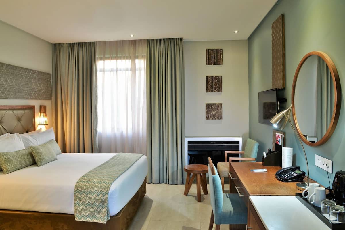 Minibar, caja de seguridad en la habitación y escritorio