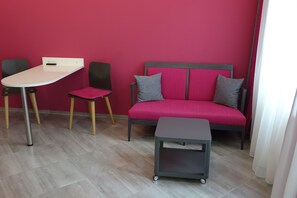 Estudio estándar, balcón | Zona de estar | Una Smart TV