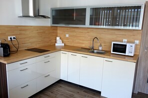Suite estudio | Cocineta privada | Refrigerador, microondas, parrilla de estufa y cafetera de espresso 