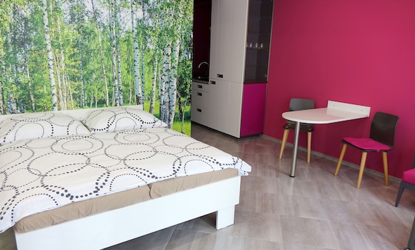 Estudio estándar, balcón | Área de sala de estar | Smart TV 