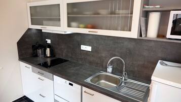 Refrigerador, microondas, placa de cocina, cafetera expreso