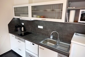 Fridge, microwave, stovetop, espresso maker - EEL Brno apartments (Brno)