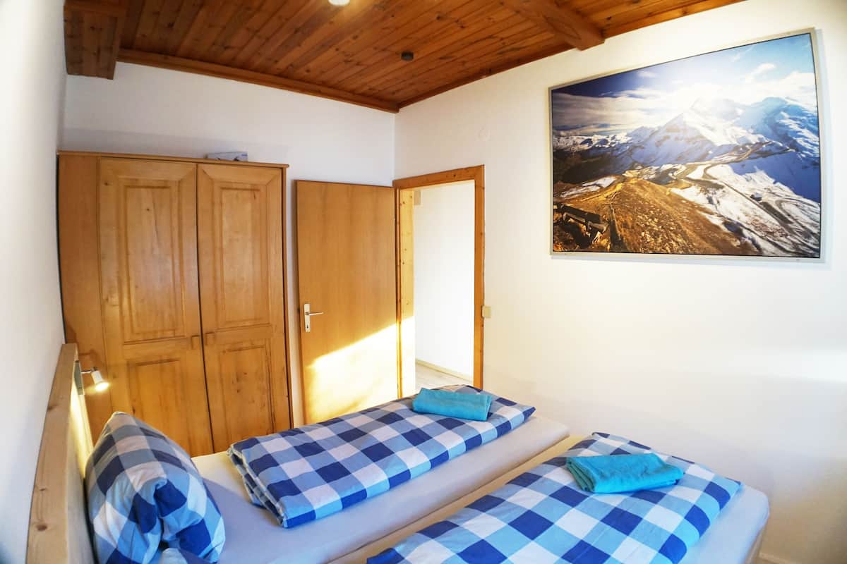 Skrivbord, gratis wi-fi och sÀngklÀder