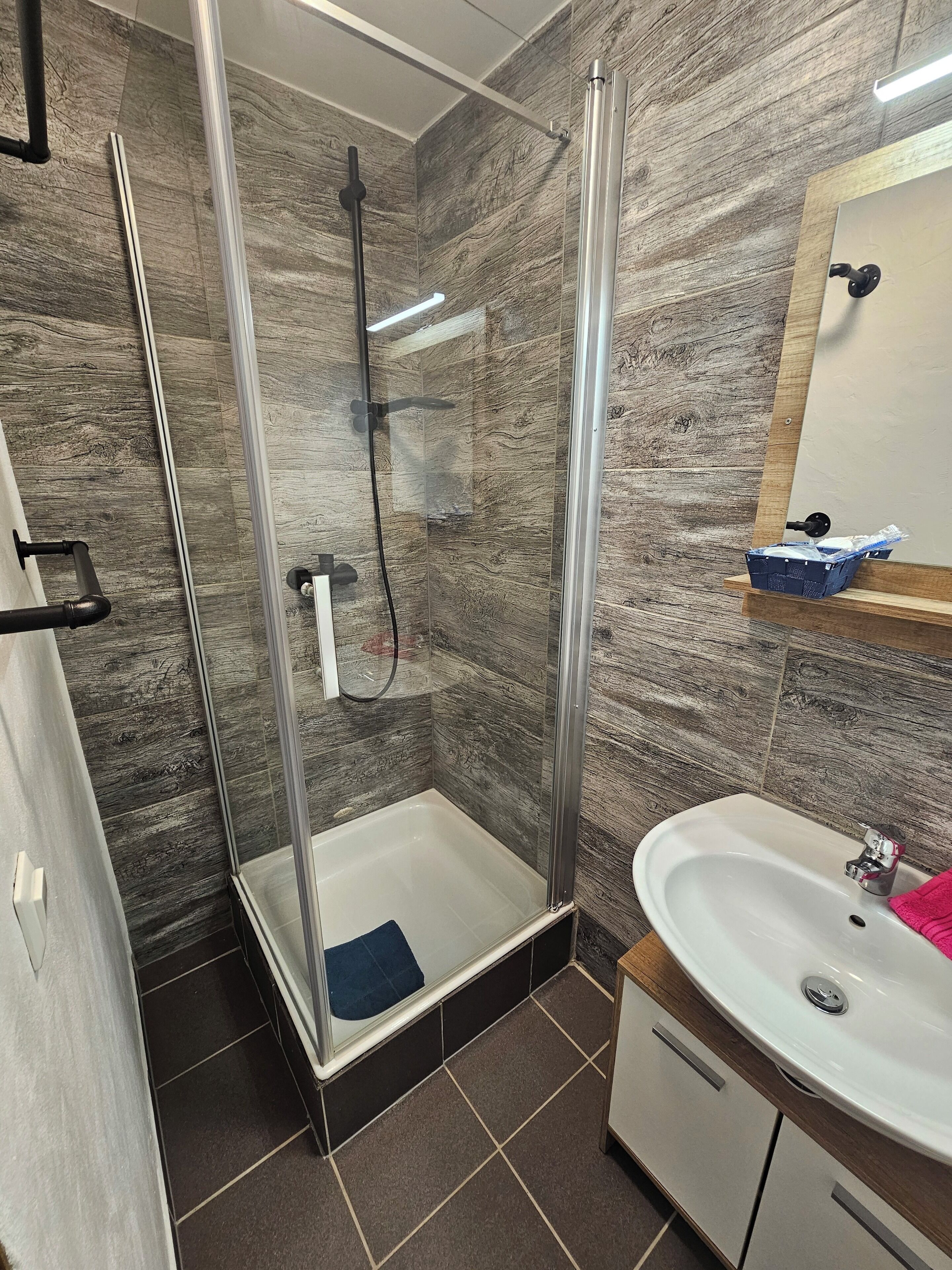 apartment, ground floor | bathroom | shower, free toiletries, hair dryer, towels