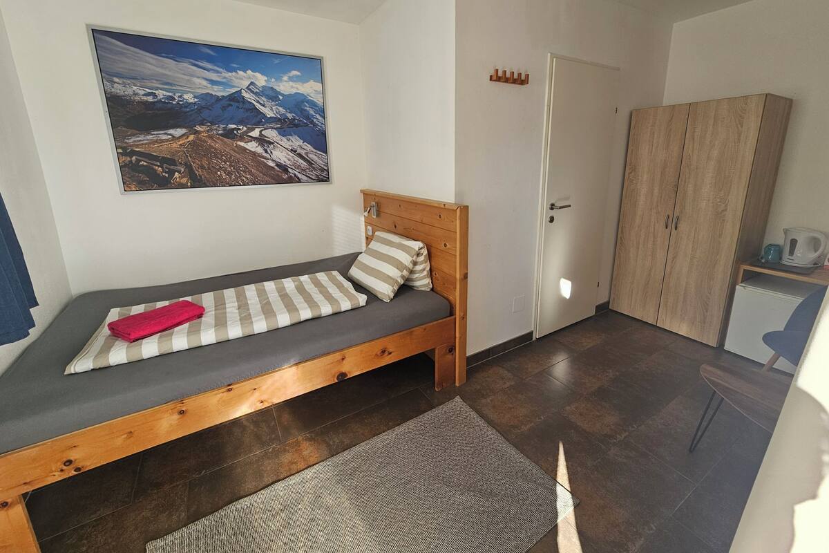 Single Room | Meja, Wi-fi percuma, cadar katil