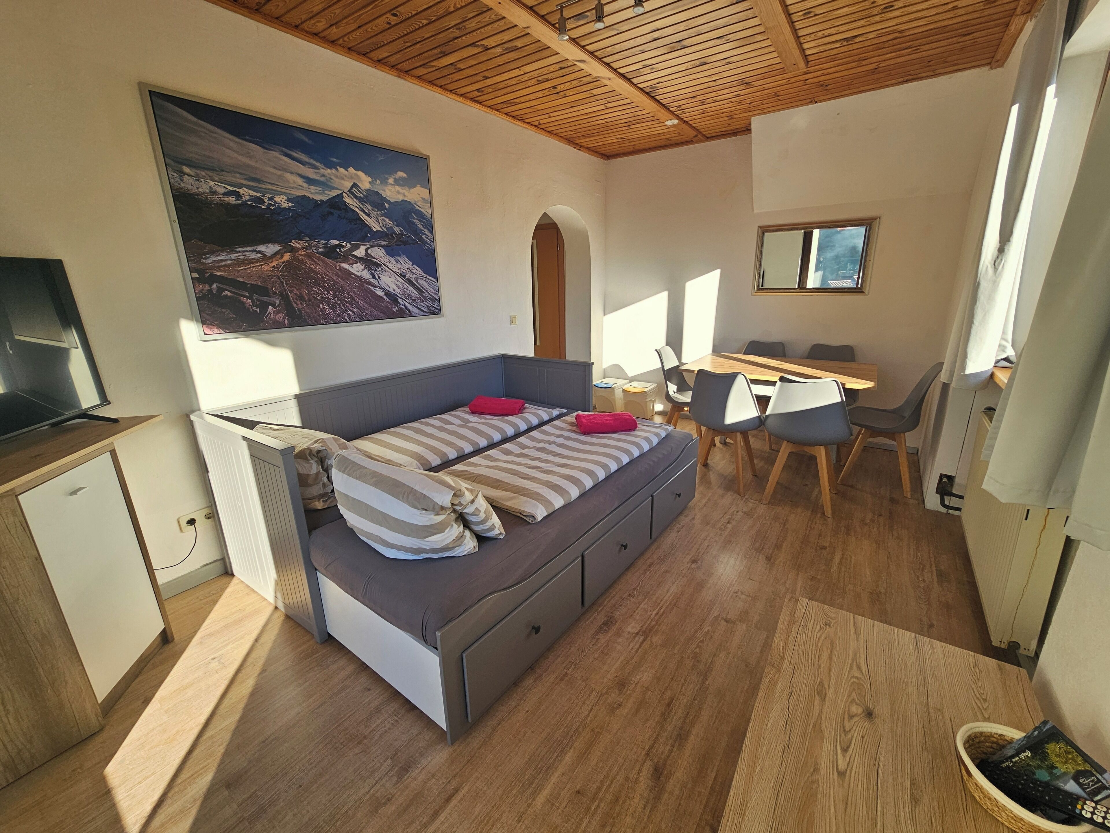 Apartamento familiar, 2 habitaciones, vistas a la montaña | Zona de estar | Una televisión