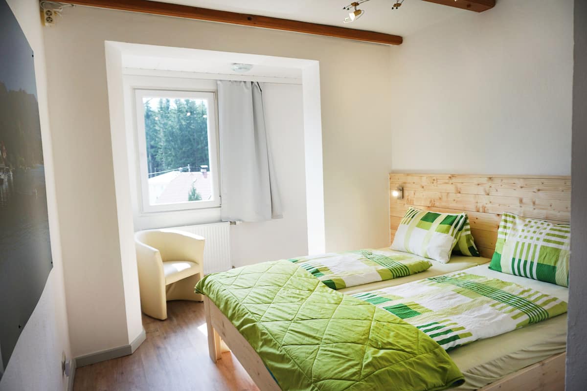 Skrivbord, gratis wi-fi och sÀngklÀder