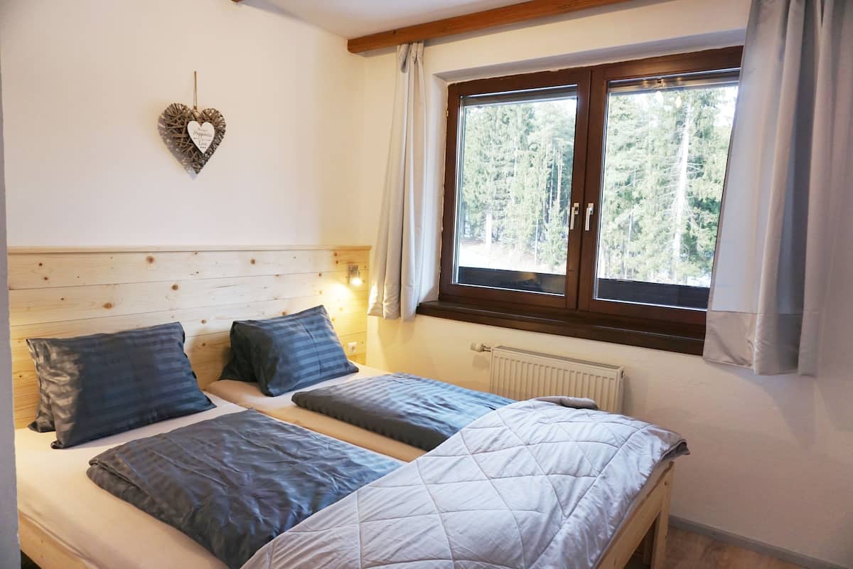 Skrivbord, gratis wi-fi och sÀngklÀder