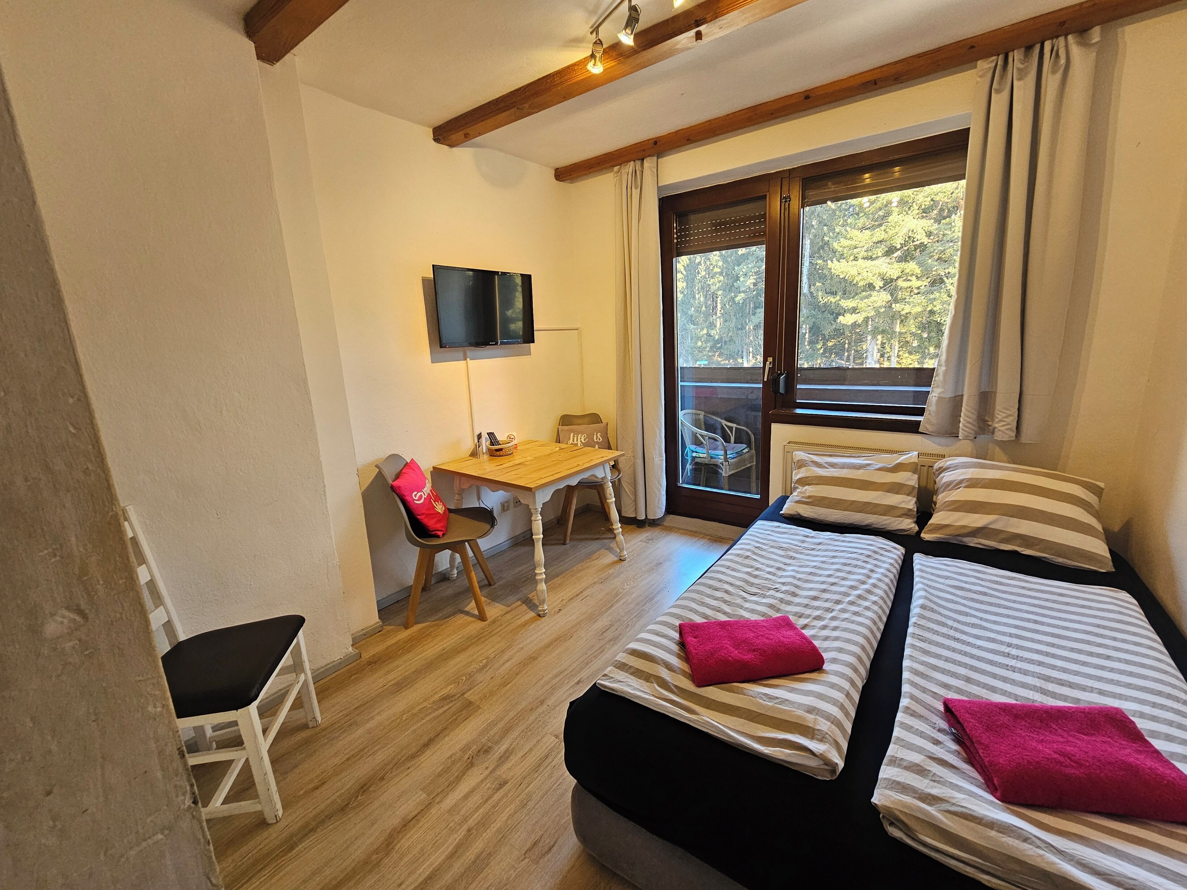 Apartamento, balcón | Zona de estar | Una televisión