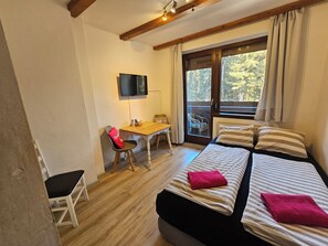 Leilighet, balkong | Oppholdsområde | TV