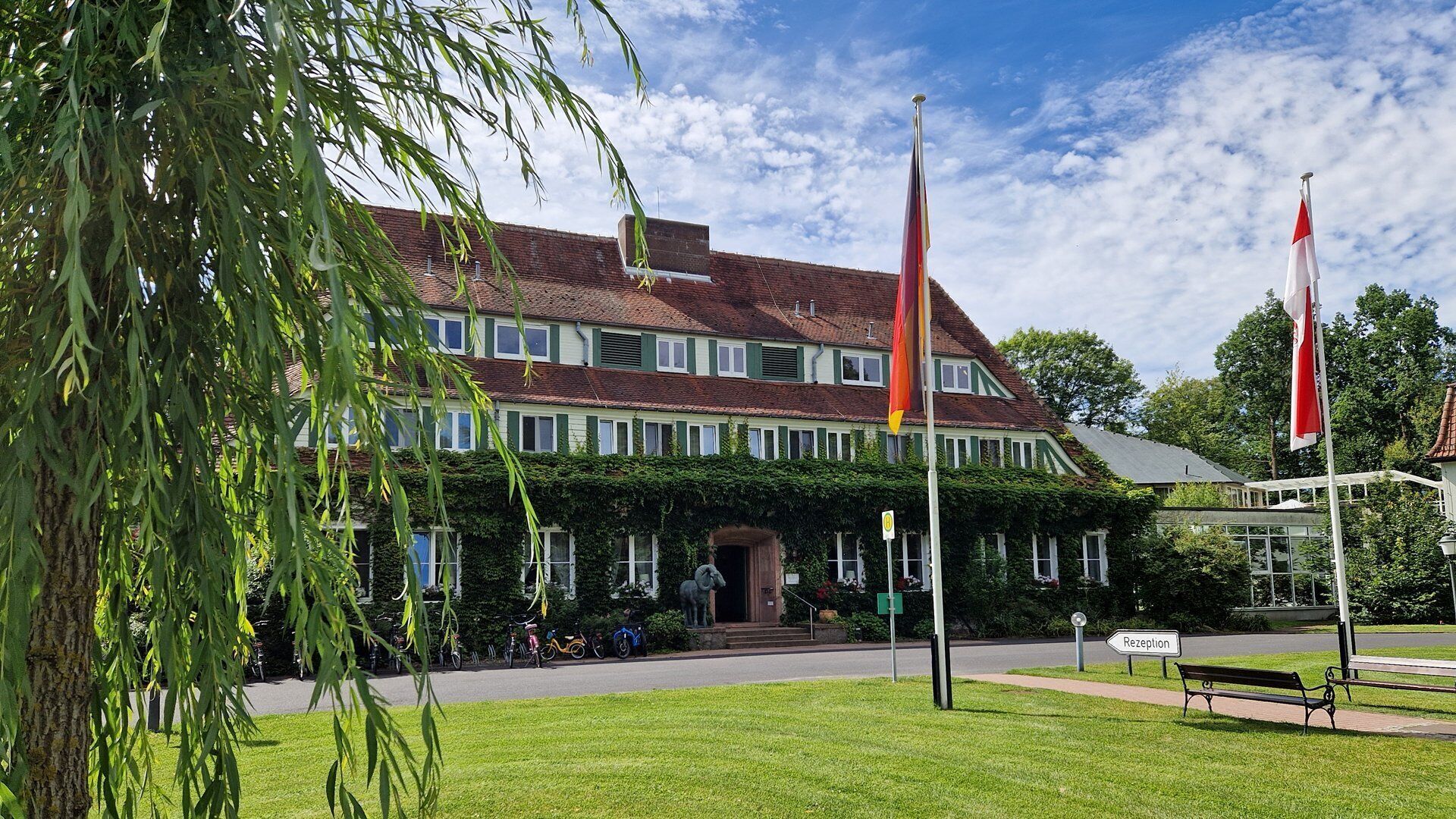 Ein Gebäude mit traditioneller Fassade, einer Rezeption und Flaggen.