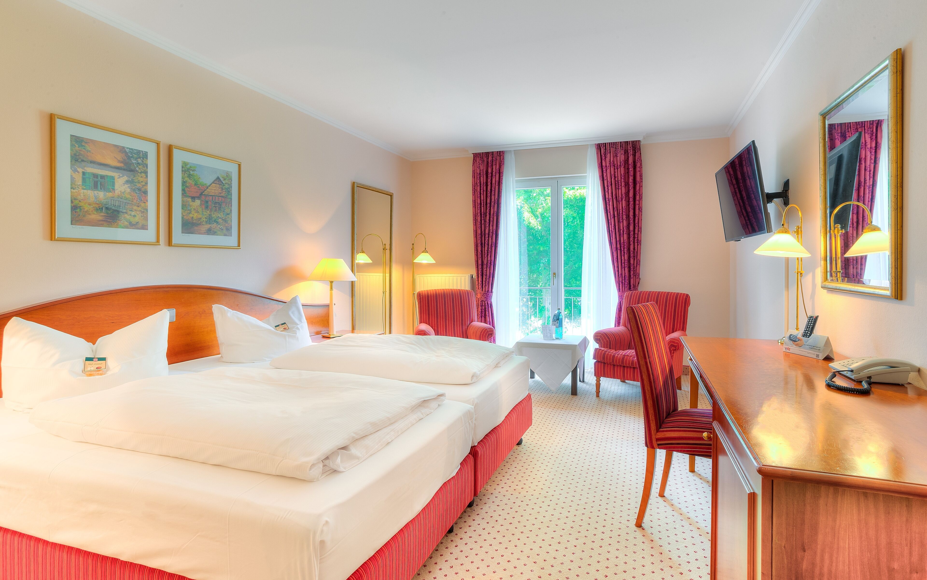 Skrivebord, wi-fi (inkludert) og sengetøy