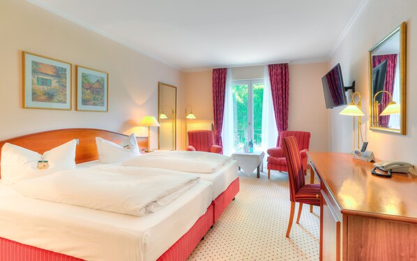 Escritorio, wifi gratis y ropa de cama 