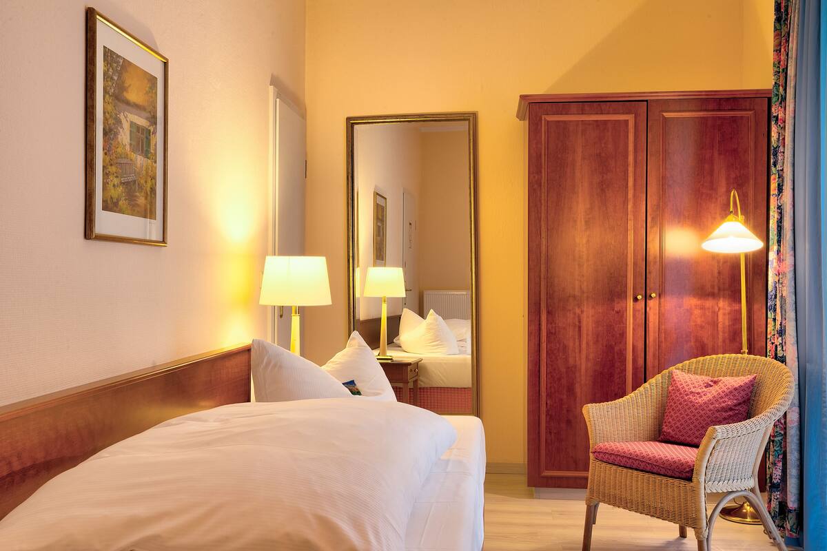 economy room*** (dependance haus schorfheide) single use, annex building | 1 bedroom, desk, free wifi, bed sheets