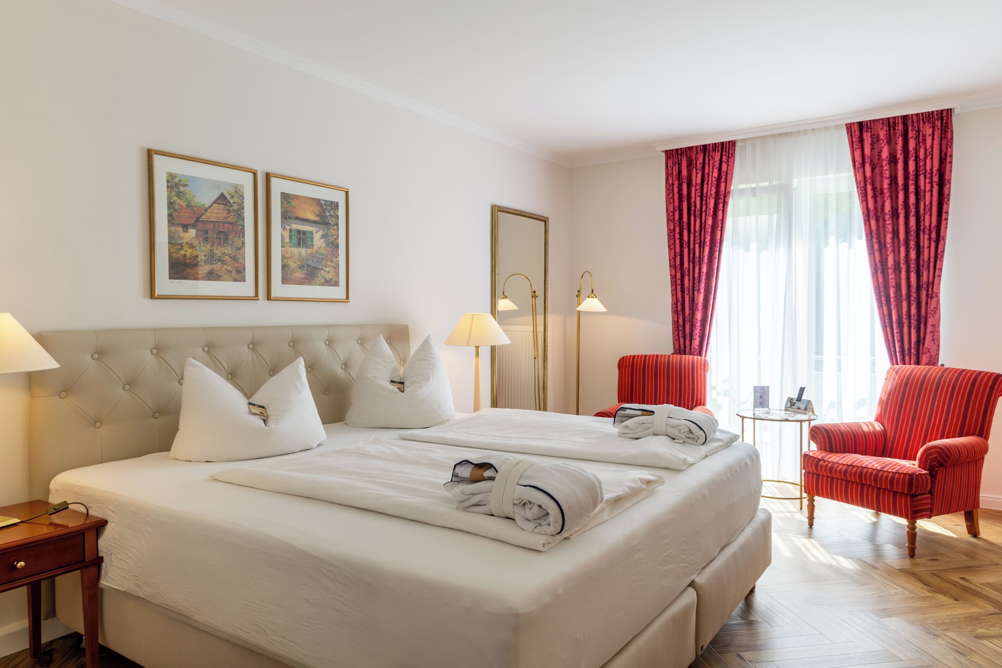 Escritorio, wifi gratis y ropa de cama 