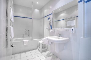 Tina, amenidades de baño gratuitas, secadora de cabello, toallas 