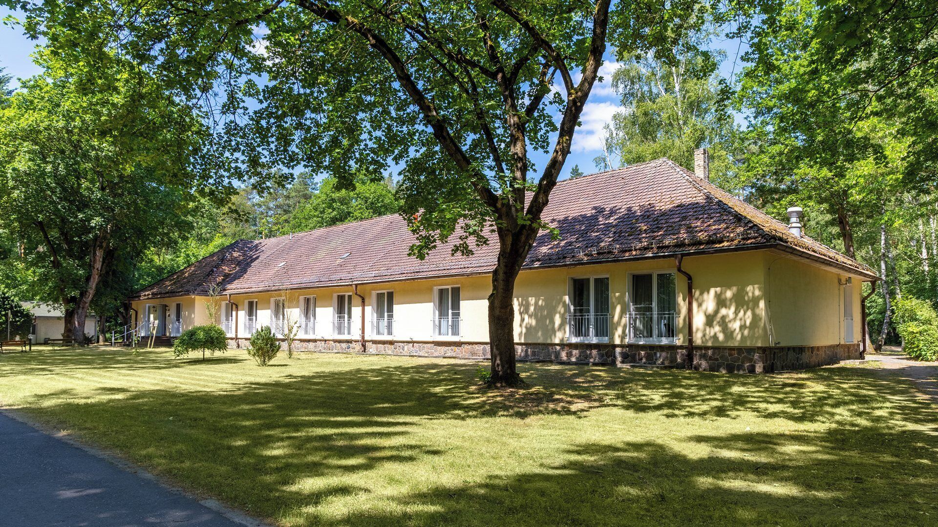 Habitación económica, en edificio contiguo (*** Dependance Haus Schorfheide) | Área de sala de estar | Televisión de pantalla plana 