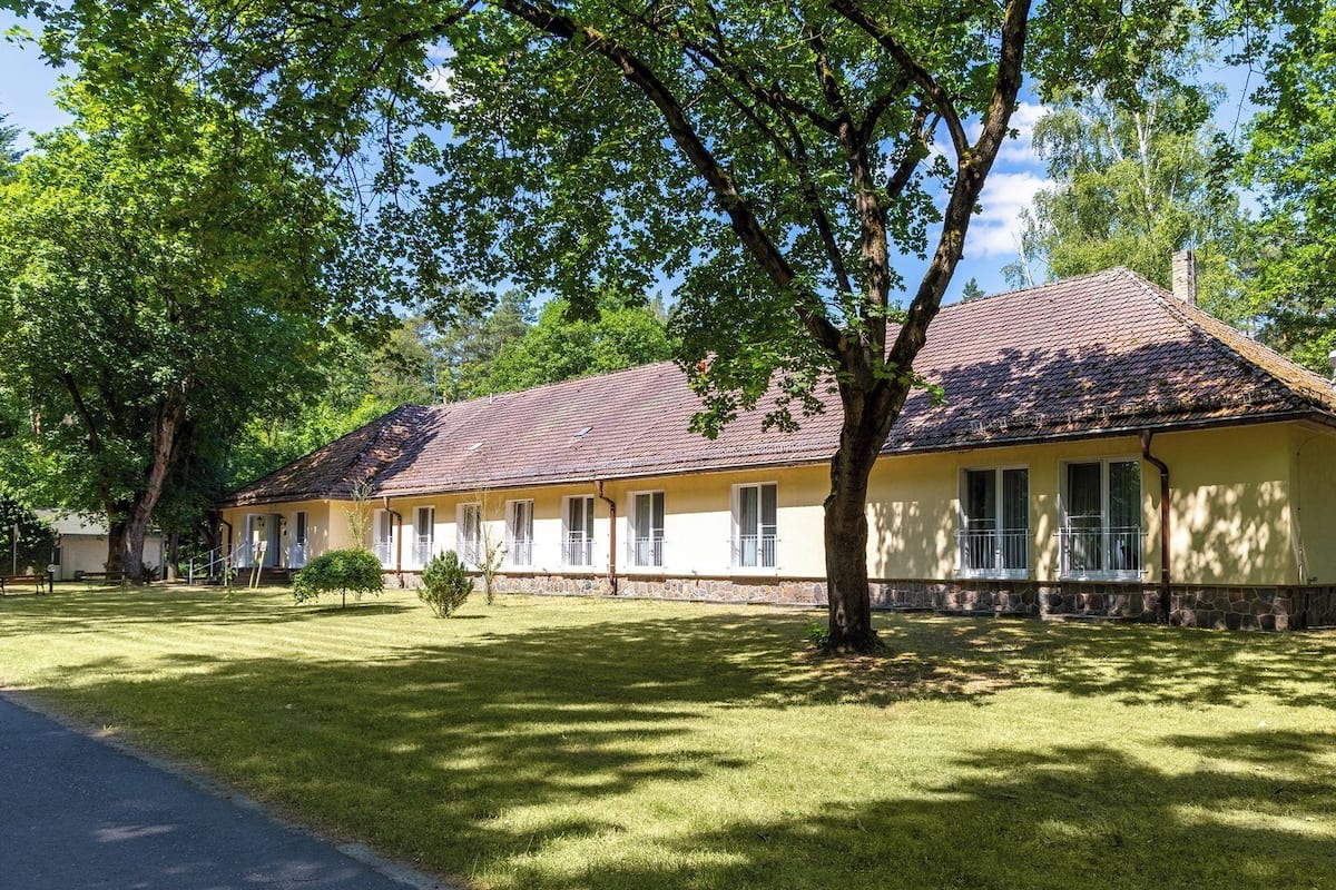 Habitación económica, en edificio contiguo (*** Dependance Haus Schorfheide) | Área de sala de estar | Televisión de pantalla plana
