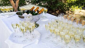 Ein Tisch ist mit mehreren Champagnergläsern und einem Eimer Champagnerflaschen gedeckt.