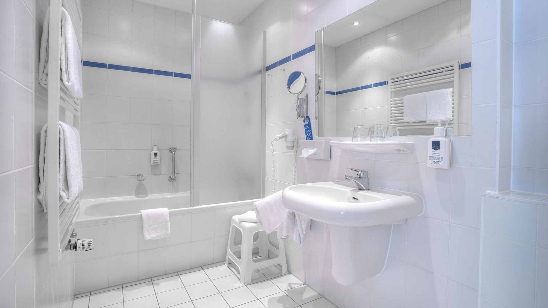 Ein modernes Badezimmer mit Badewanne, Dusche und Waschbecken.