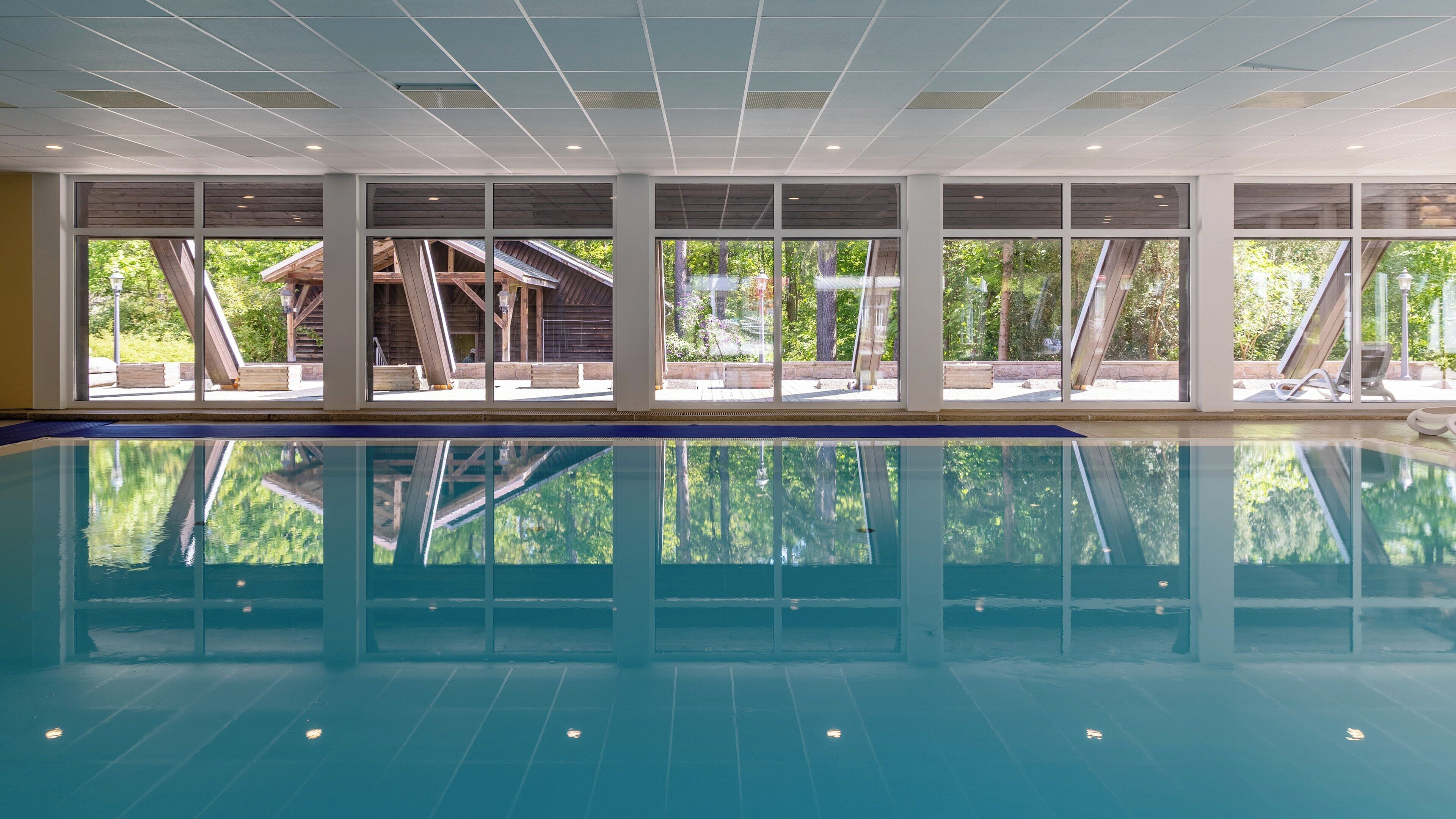 Indoor pool, sun loungers