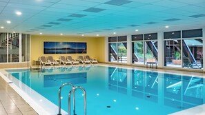 Indoor pool, sun loungers - Hotel Döllnsee-Schorfheide (Templin)