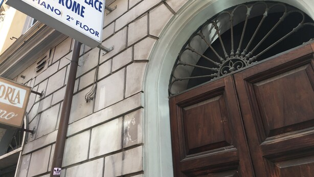 A building facade with a sign stating "Beautiful Place in Rome" and "2nd Floor Piano." - Best Location in Rome (Rome)
