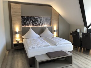 ห้องจูเนียร์สวีท | ตู้นิรภัยในห้องพัก, เปล/เตียง�เด็กอ่อน (ฟรี), Wi-Fi ฟรี, ผ้าปูที่นอน