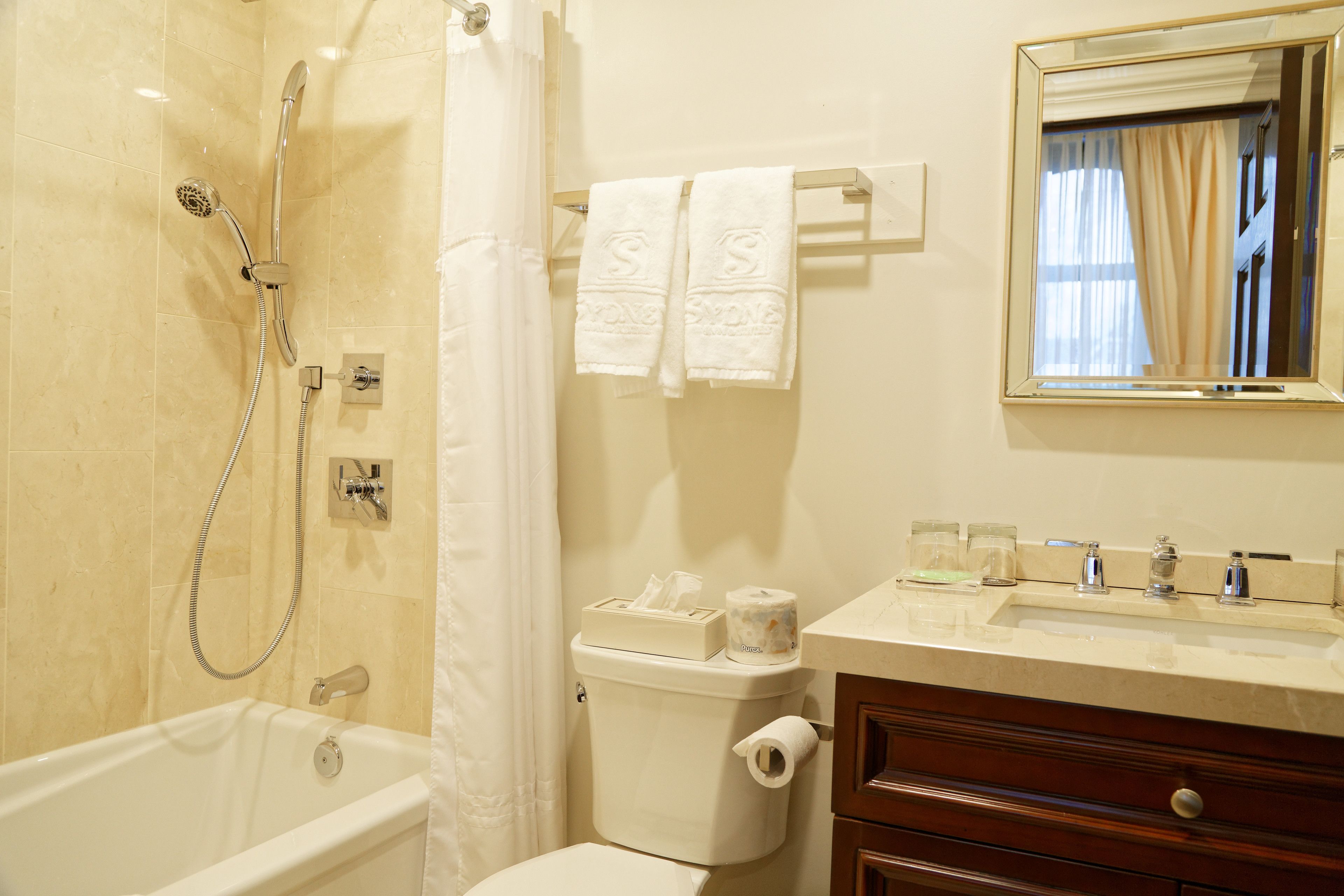 Une salle de bain avec une baignoire, des toilettes et un lavabo.