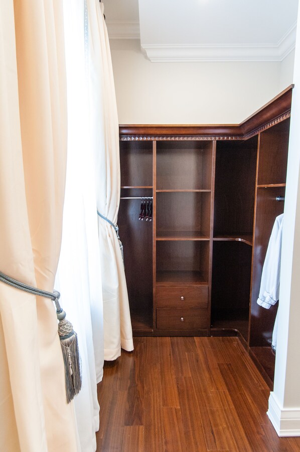 Un vestidor con estanterías de madera y un cajón.