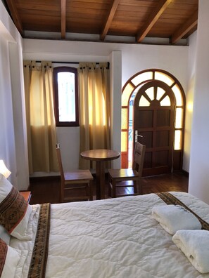 Habitación Matrimonial con balcón y vista a la montaña con baño privado | Iron/ironing board, free WiFi