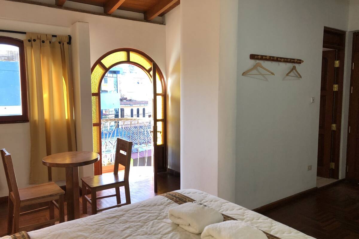 Habitación Matrimonial con balcón y vista a la montaña con baño privado | Iron/ironing board, free WiFi