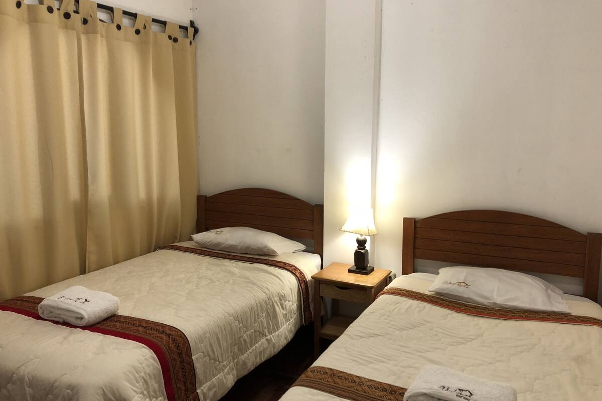 Habitación doble ( dos camas) con baño privado | Iron/ironing board, free WiFi