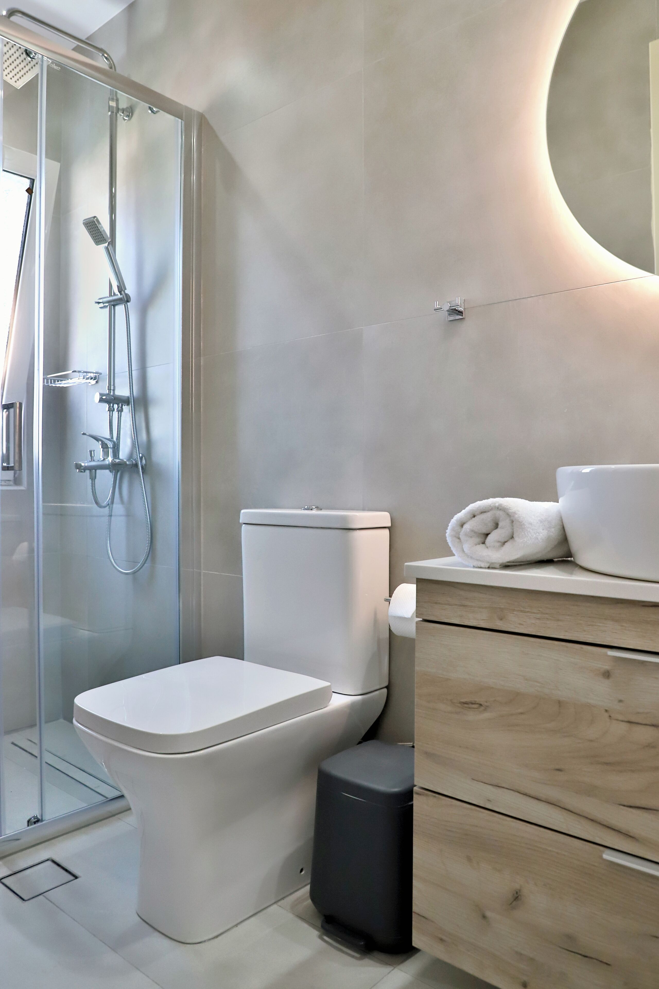 Apartment, 2 Bedrooms, Sea View | Bathroom | Shower, hair dryer, towels