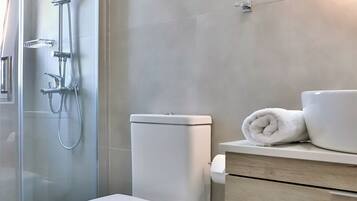 Apartment, 2 Bedrooms, Sea View | Bathroom | Shower, hair dryer, towels