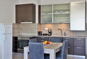 Two Bedroom Apartment Bay View | Cocina privada | Frigorífico, placa de cocina, cafetera o tetera y hervidor eléctrico